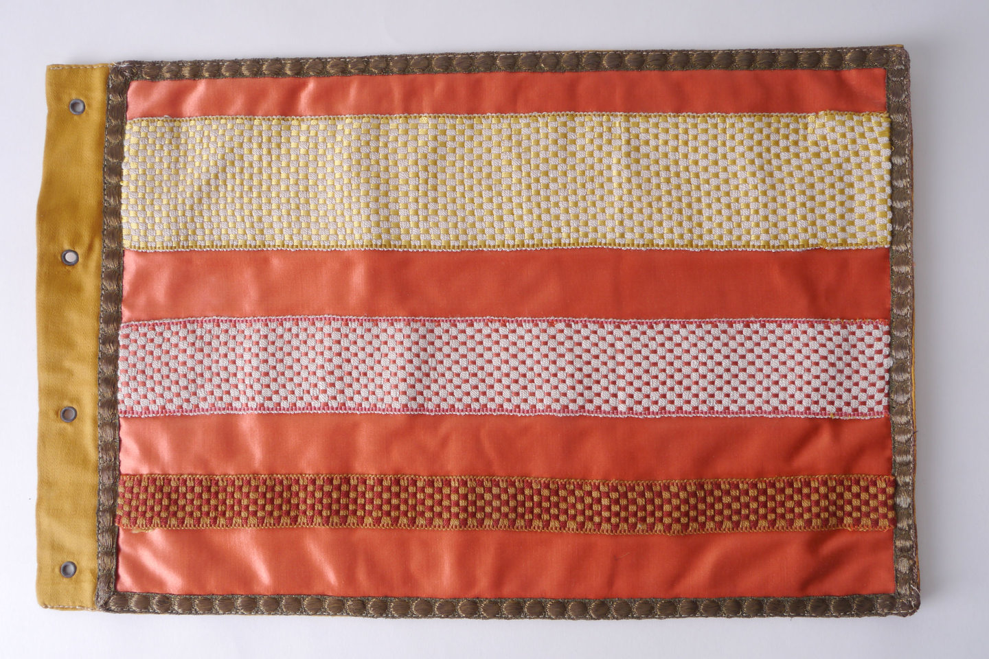 Staalkaart in textiel met voorbeelden van galons om passement te vervaardigen