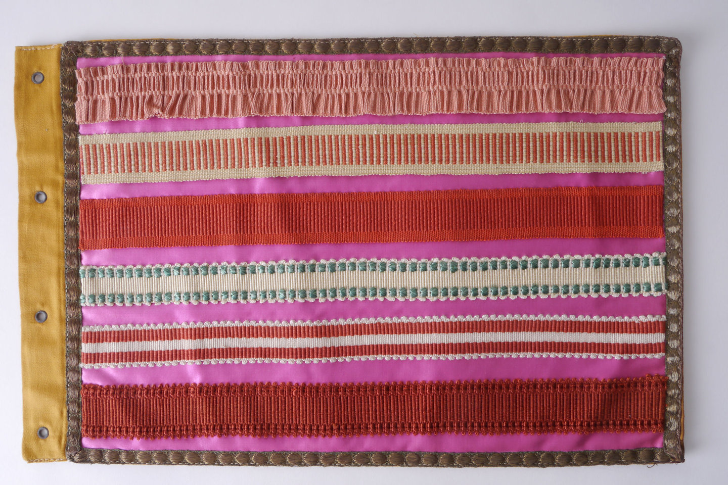 Staalkaart in textiel met voorbeelden van galons om passement te vervaardigen