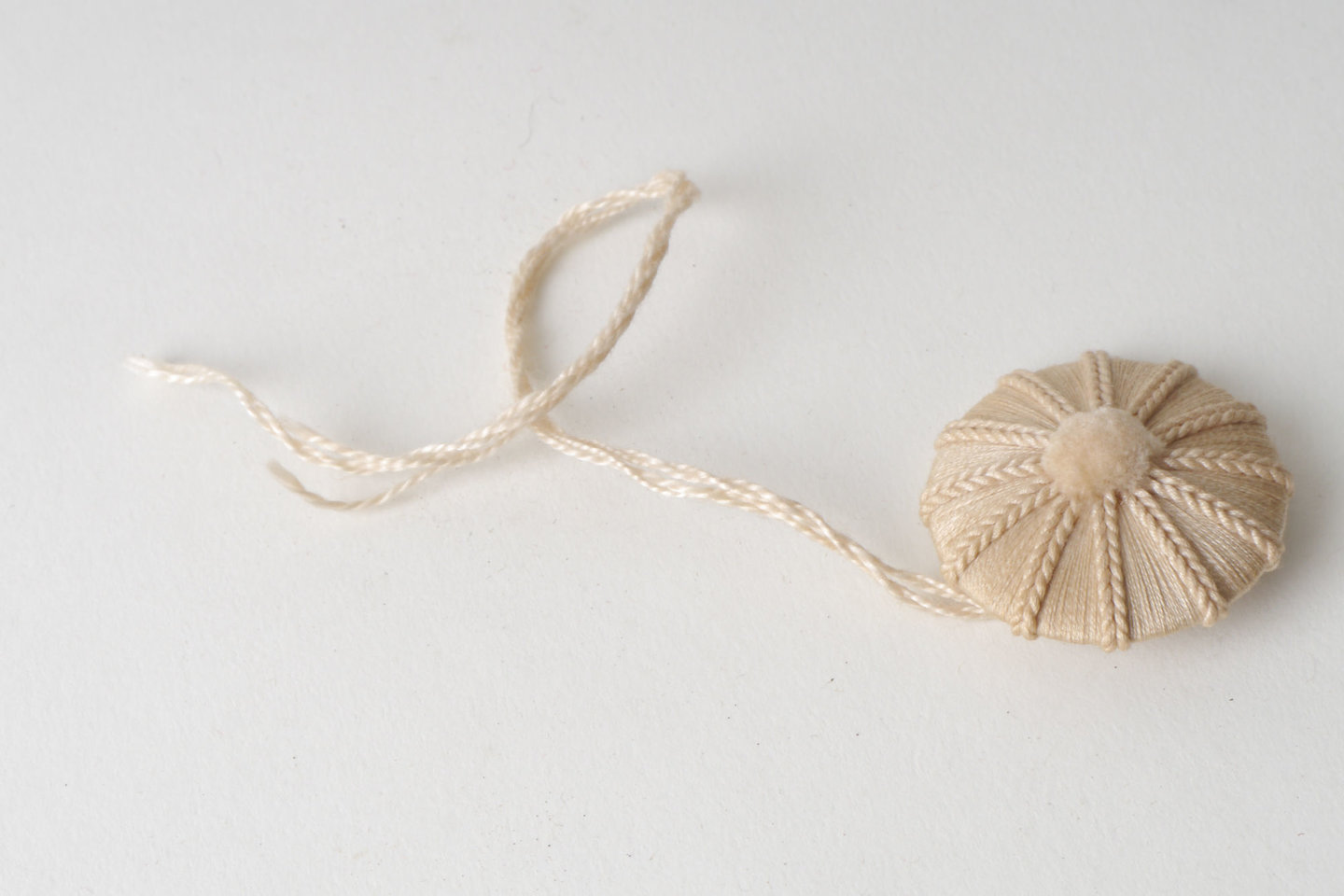 Bouton of knop als onderdeel voor het vervaardigen van passement