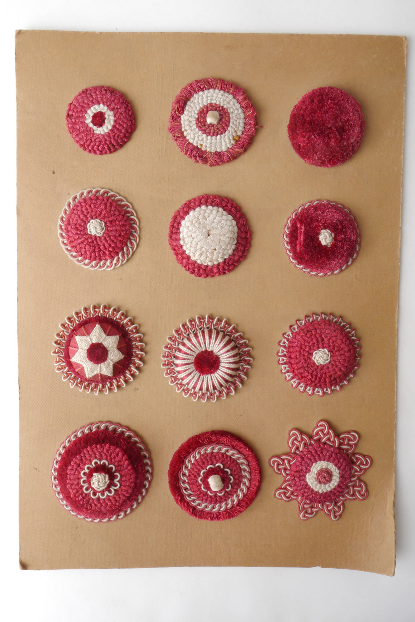 Staalkaart met macarons of rozetten als onderdeel voor het vervaardigen van passement