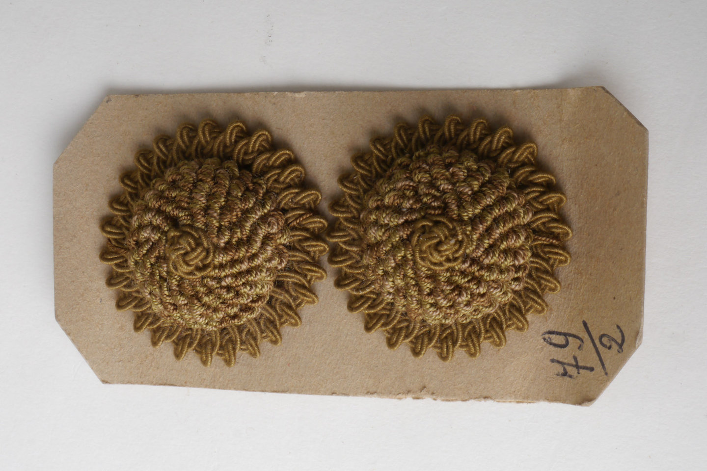 Staalkaart met macarons of rozetten als onderdeel voor het vervaardigen van passement