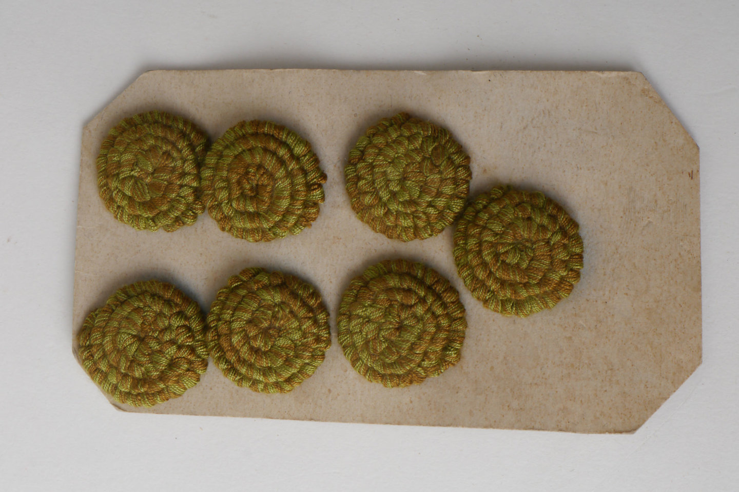 Staalkaart met macarons of rozetten als onderdeel voor het vervaardigen van passement