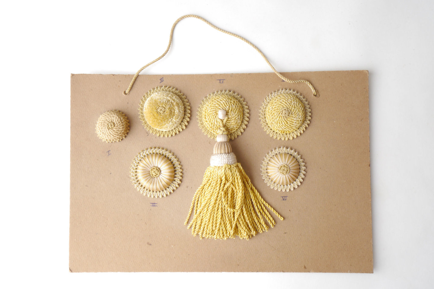 Staalkaart met macarons of rozetten als onderdeel voor het vervaardigen van passement