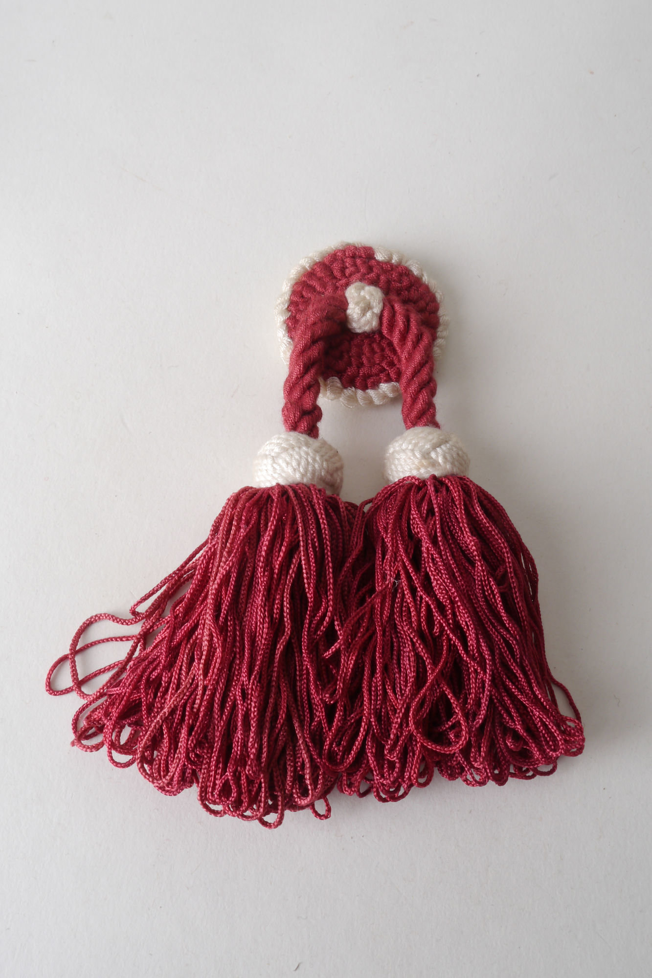 Macaron of rozet met 2 kwasten als onderdeel voor het vervaardigen van passement