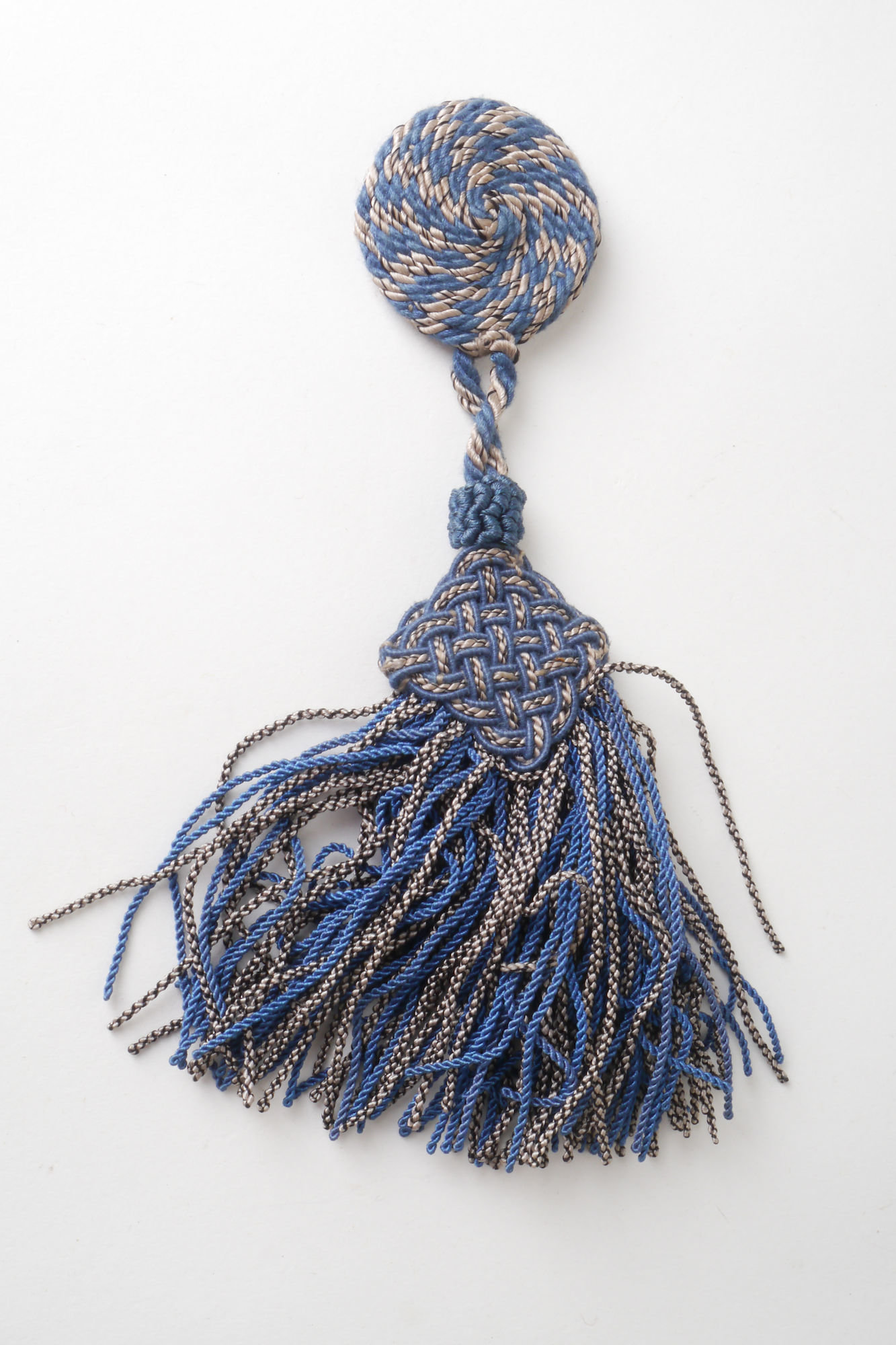 Macaron of rozet met kwast als onderdeel voor het vervaardigen van passement