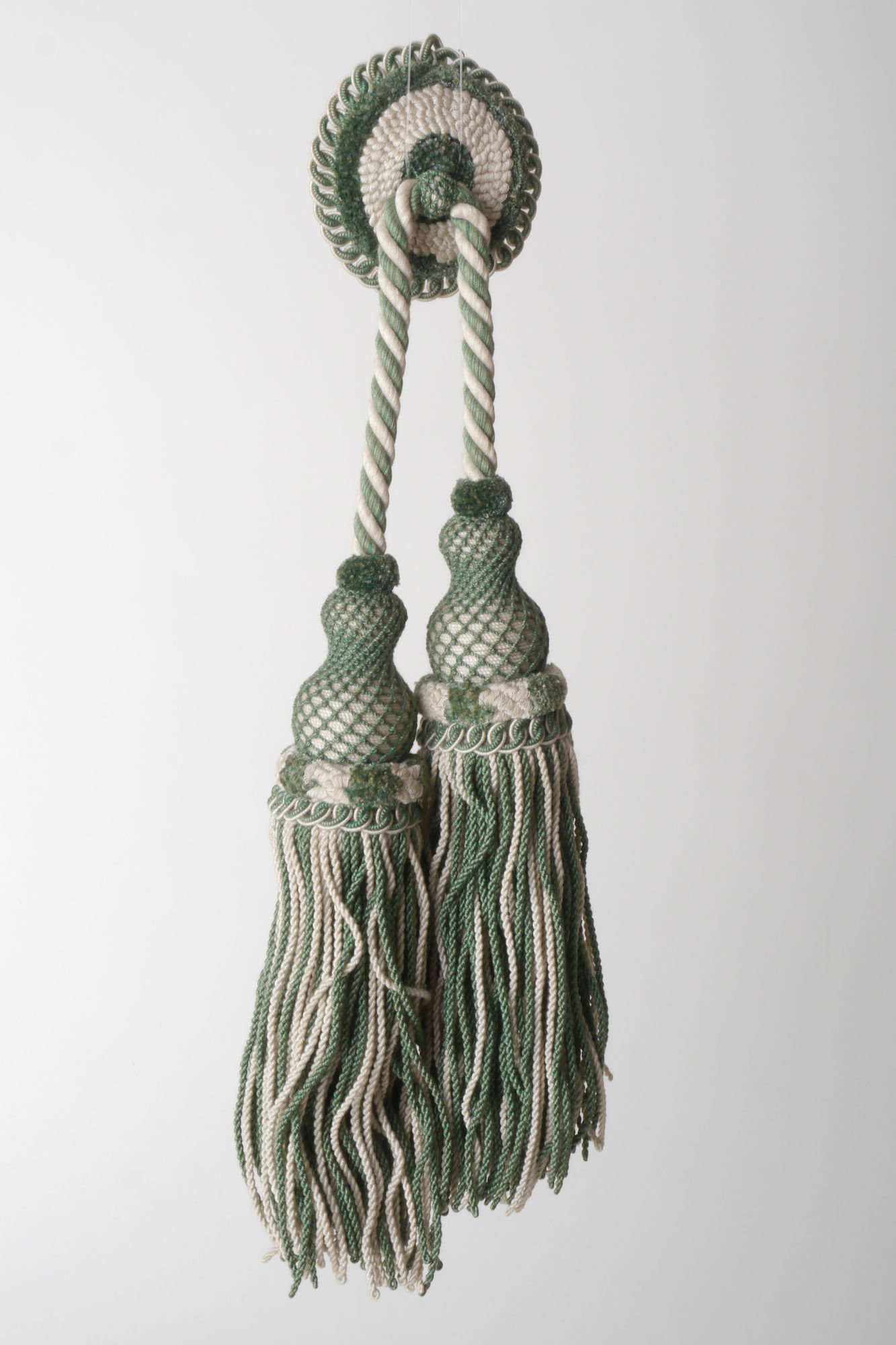 Macaron of rozet met 2 kwasten als onderdeel voor het vervaardigen van passement