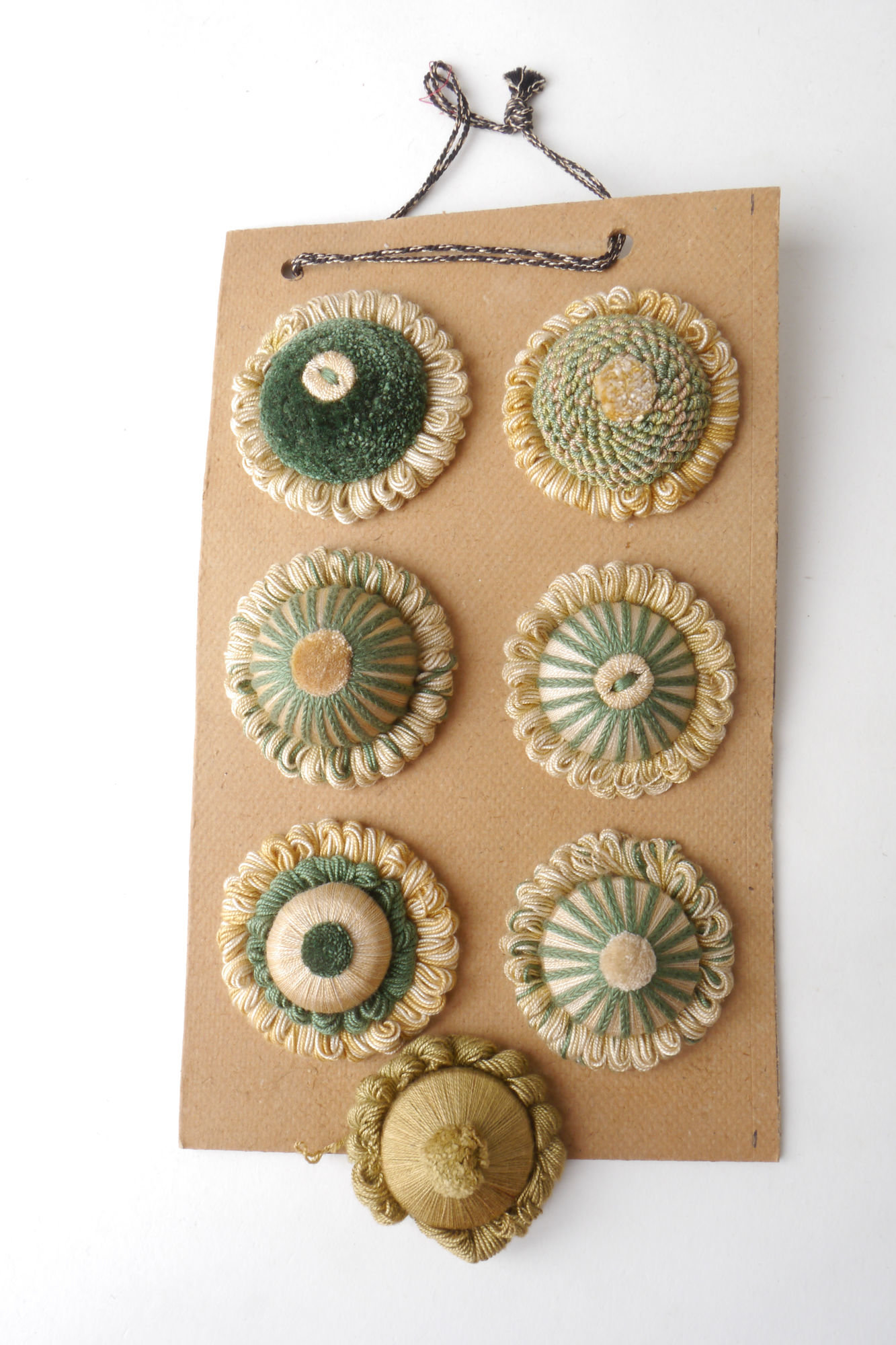 Staalkaart met macarons of rozetten als onderdeel voor het vervaardigen van passement