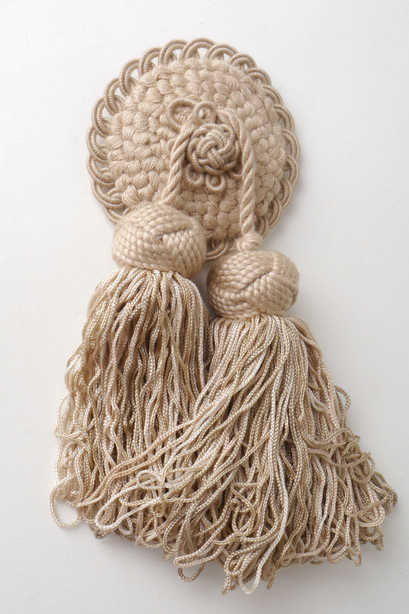 Macaron of rozet met 2 kwasten als onderdeel voor het vervaardigen van passement