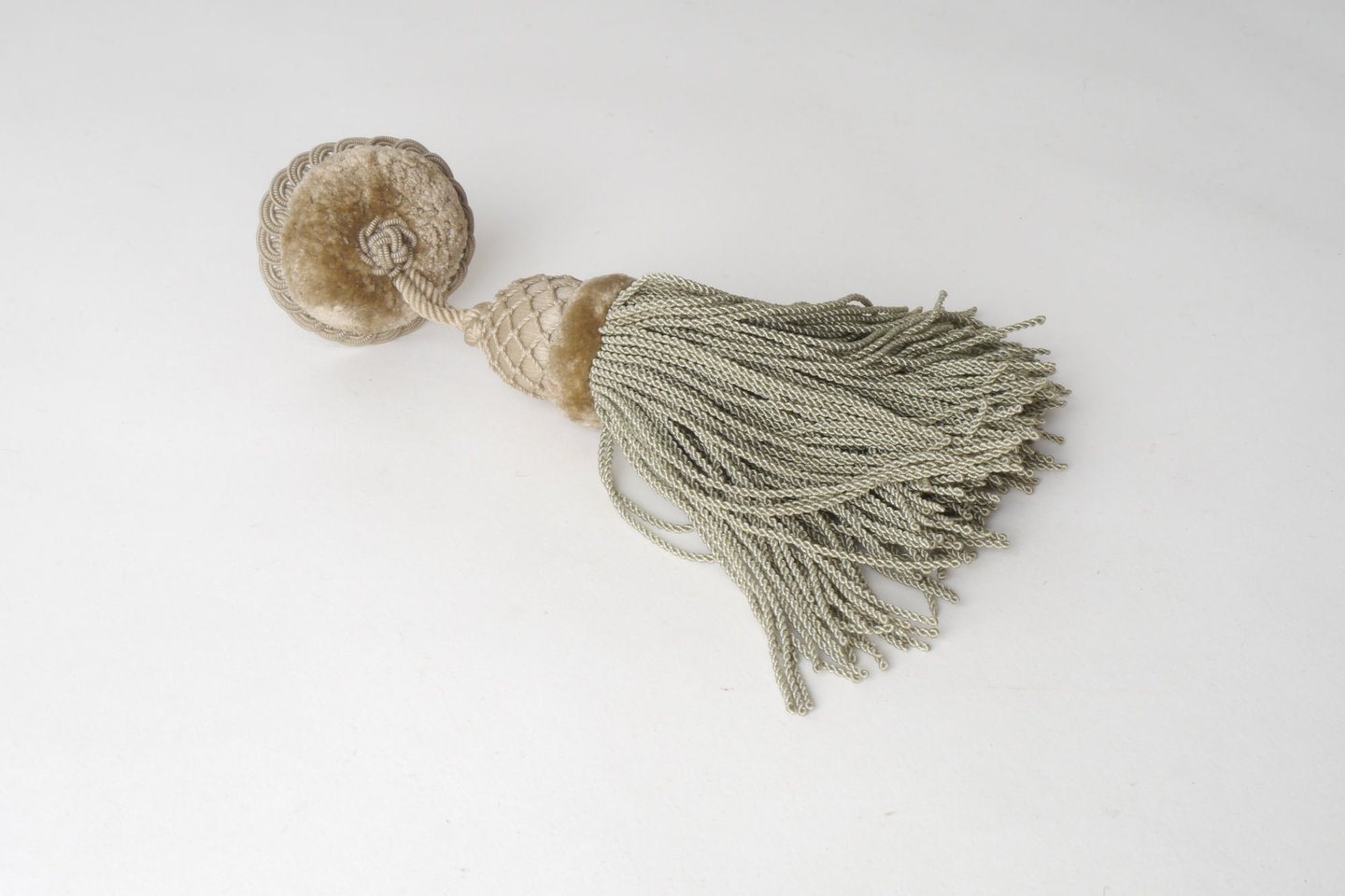 Macaron of rozet met kwast als onderdeel voor het vervaardigen van passement