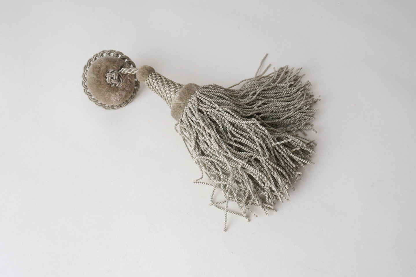 Macaron of rozet met kwast als onderdeel voor het vervaardigen van passement