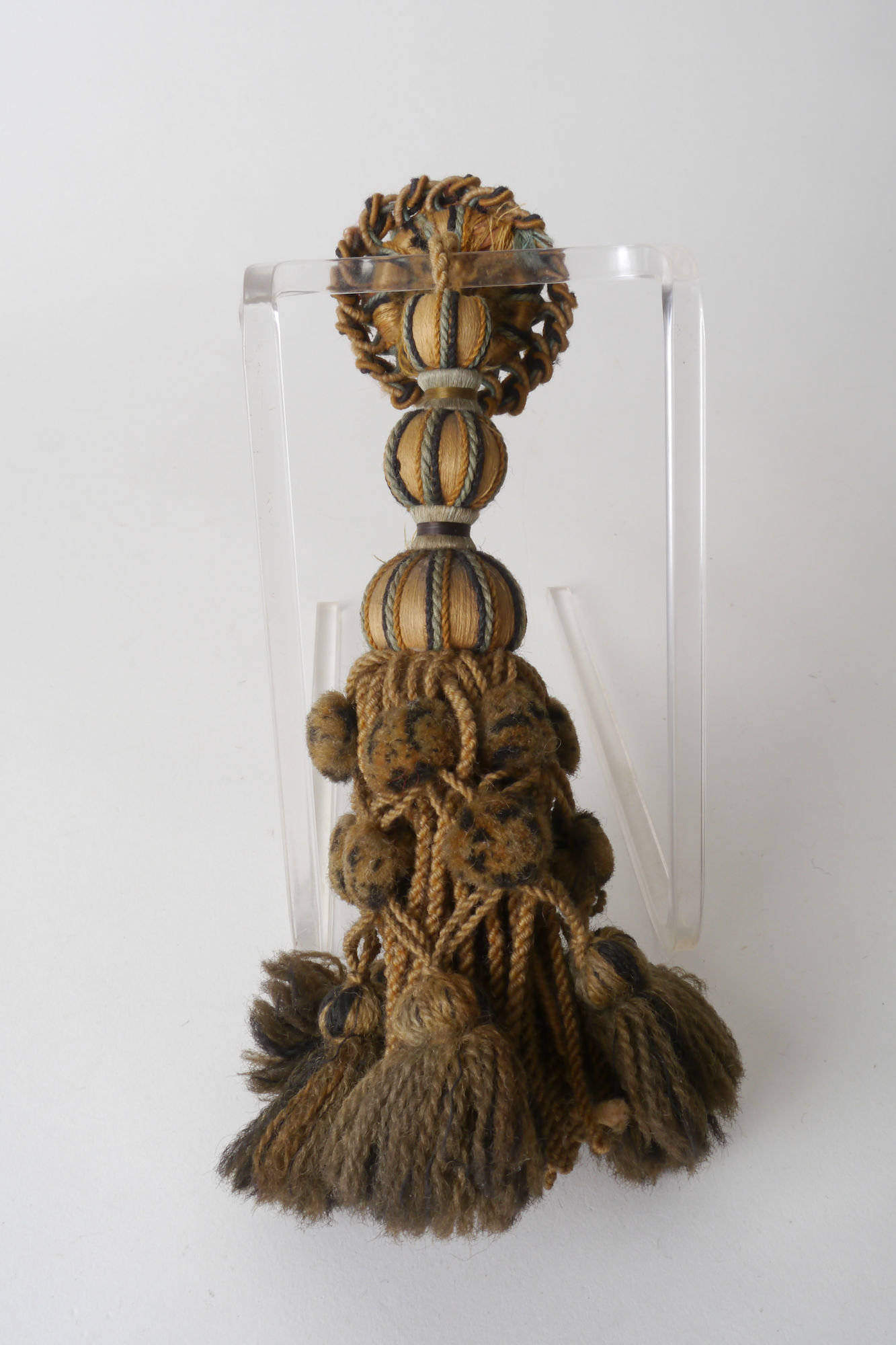 Macaron of rozet met kwast als onderdeel voor het vervaardigen van passement