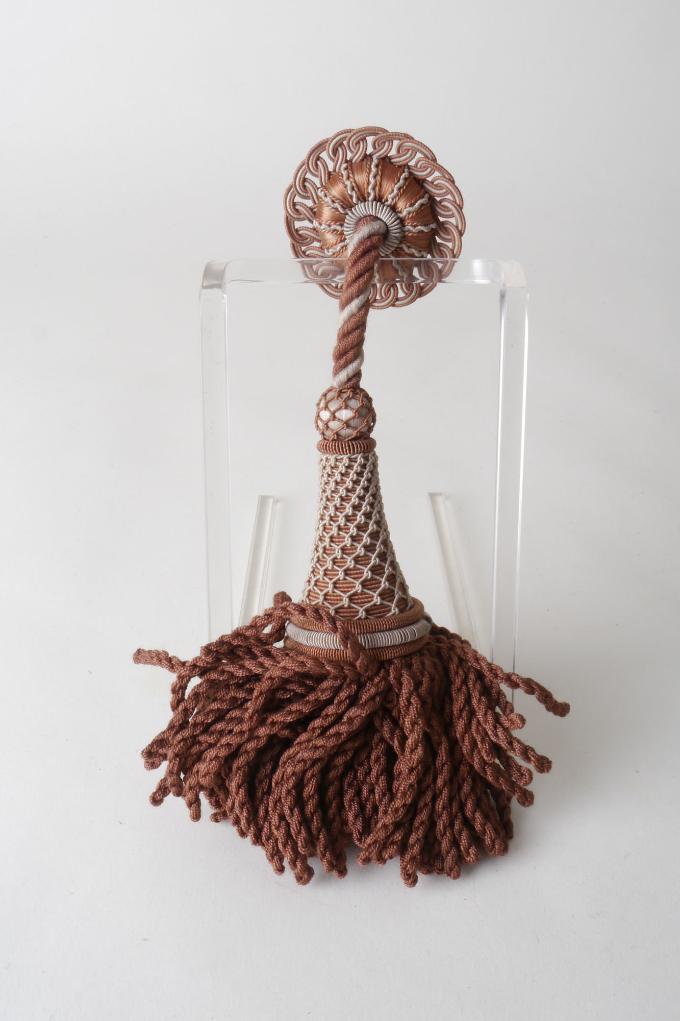 Macaron of rozet met kwast als onderdeel voor het vervaardigen van passement