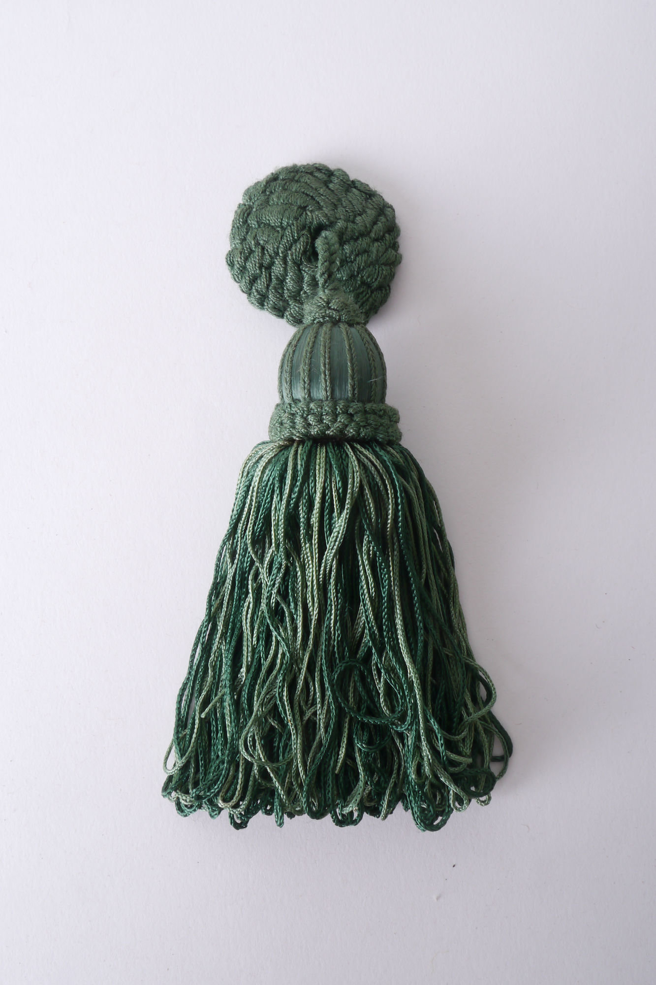 Macaron of rozet met kwast als onderdeel voor het vervaardigen van passement