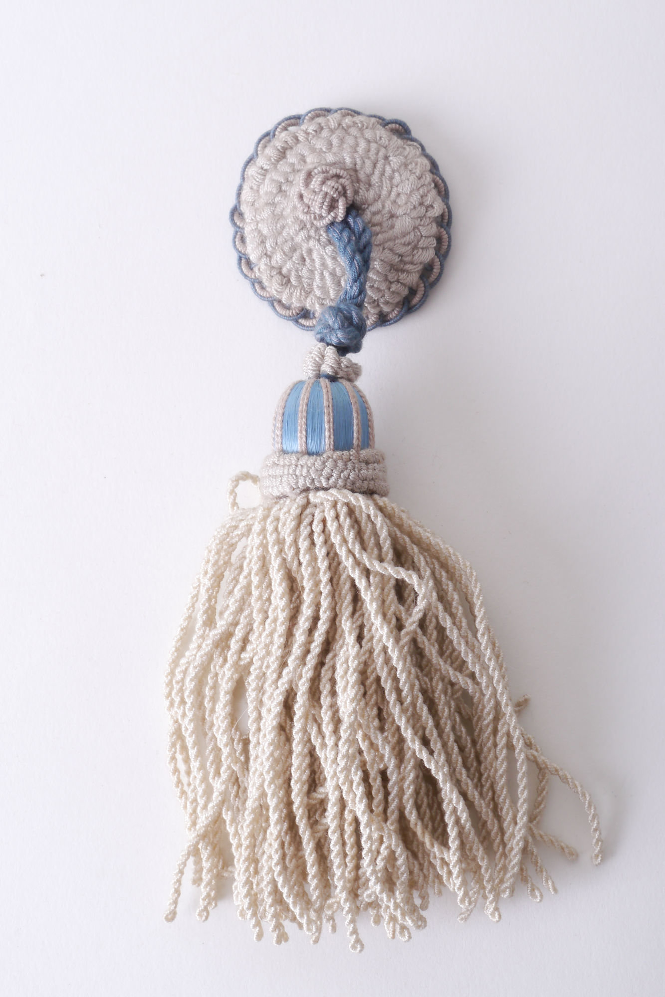 Macaron of rozet met kwast als onderdeel voor het vervaardigen van passement