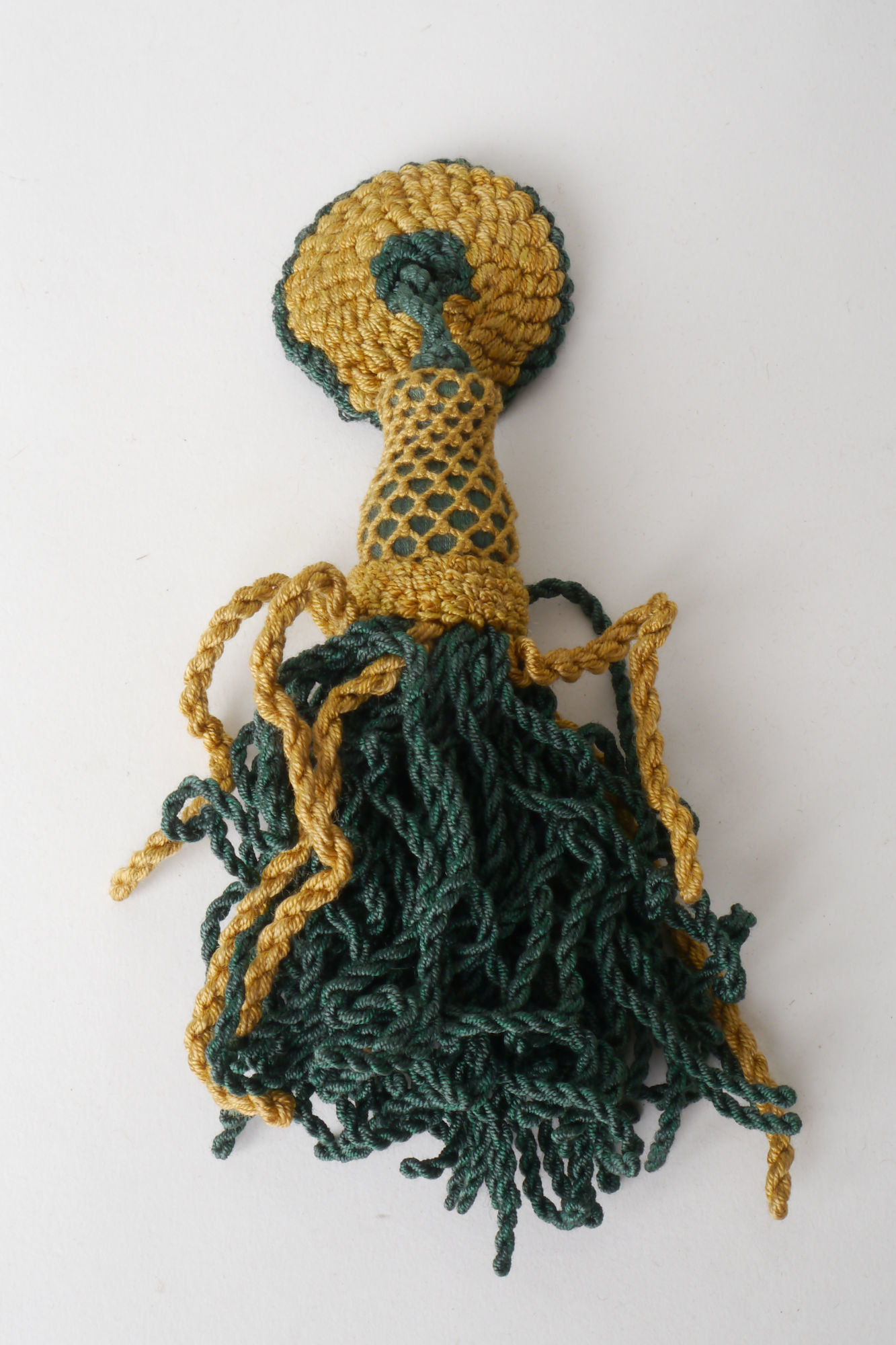 Macaron of rozet met kwast als onderdeel voor het vervaardigen van passement