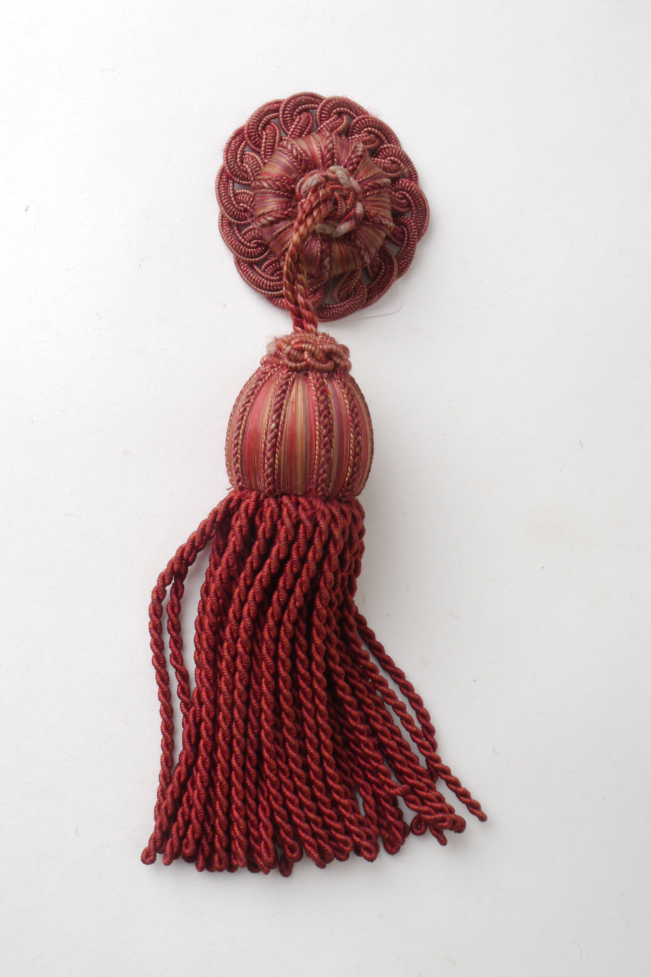 Macaron of rozet met kwast als onderdeel voor het vervaardigen van passement