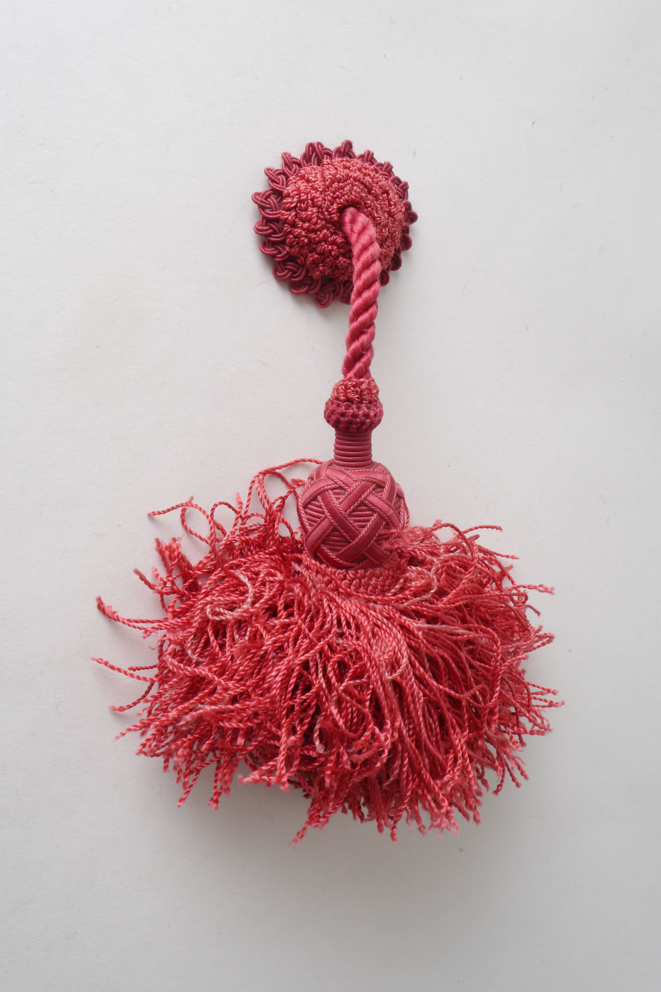 Macaron of rozet met kwast als onderdeel voor het vervaardigen van passement