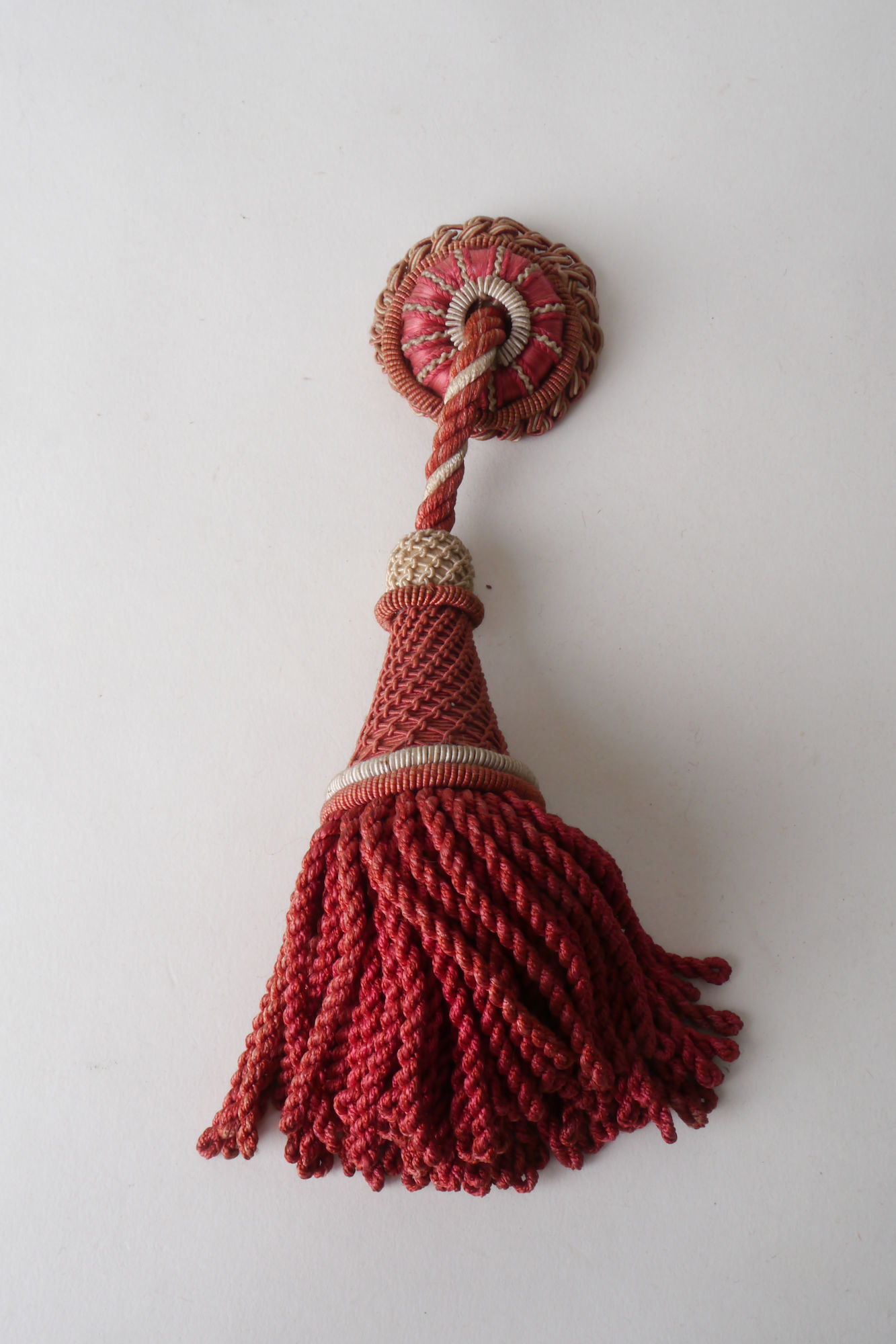 Macaron of rozet met kwast als onderdeel voor het vervaardigen van passement