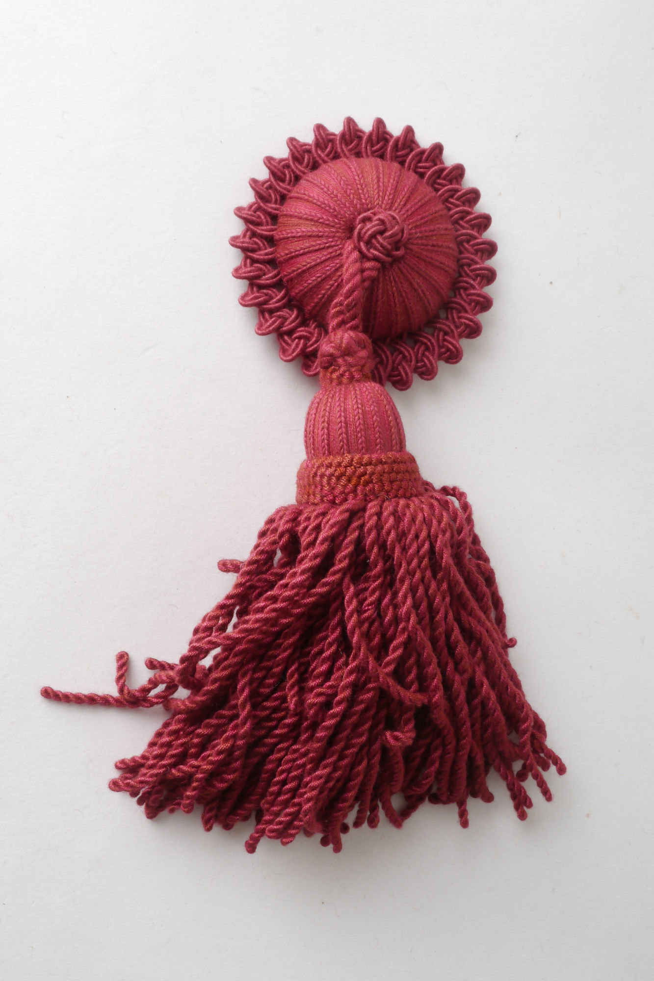 Macaron of rozet met kwast als onderdeel voor het vervaardigen van passement