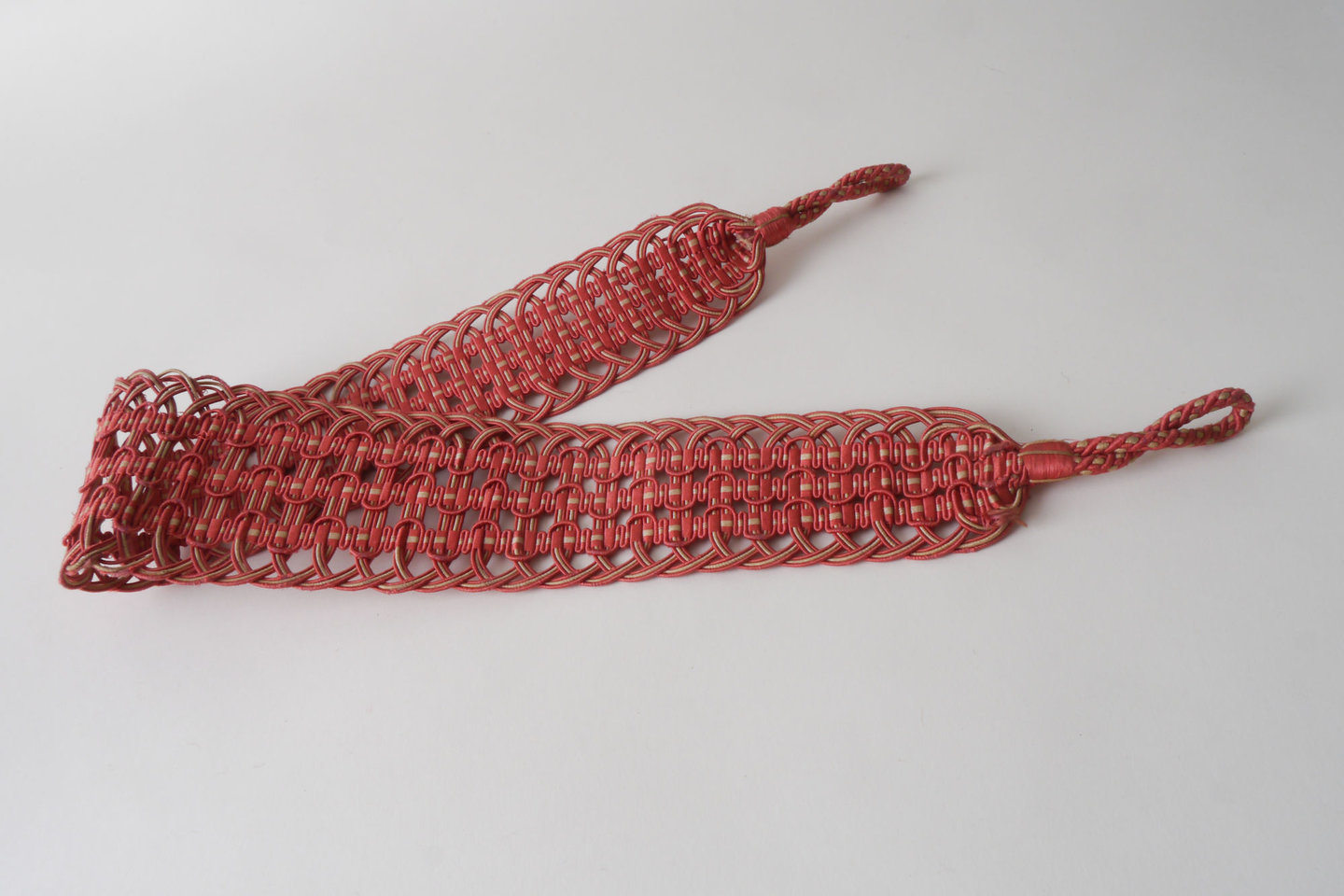 Vlakke embrasse om gordijn open te houden