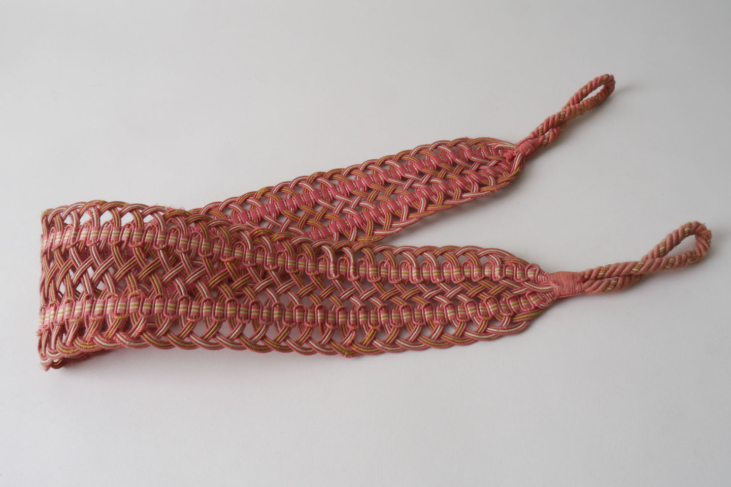 Vlakke embrasse om gordijn open te houden