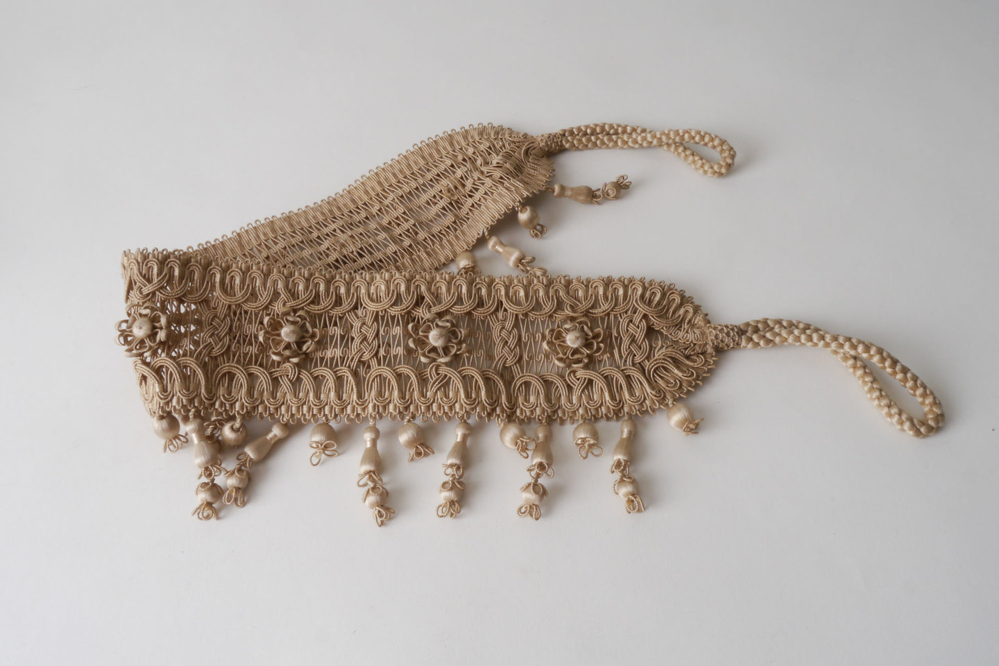 Vlakke embrasse om gordijn open te houden