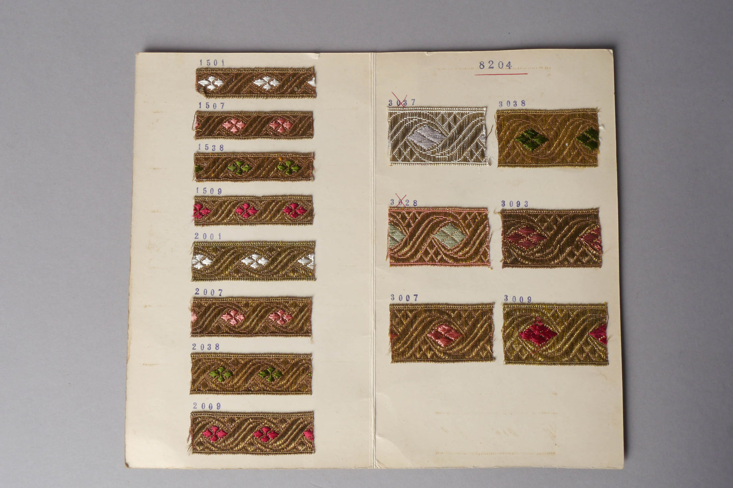 Staalkaart met galons om passement te vervaardigen als onderdeel van de productie van matrassen