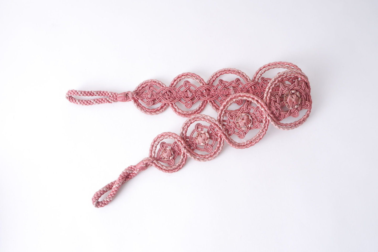 Vlakke embrasse om gordijn open te houden