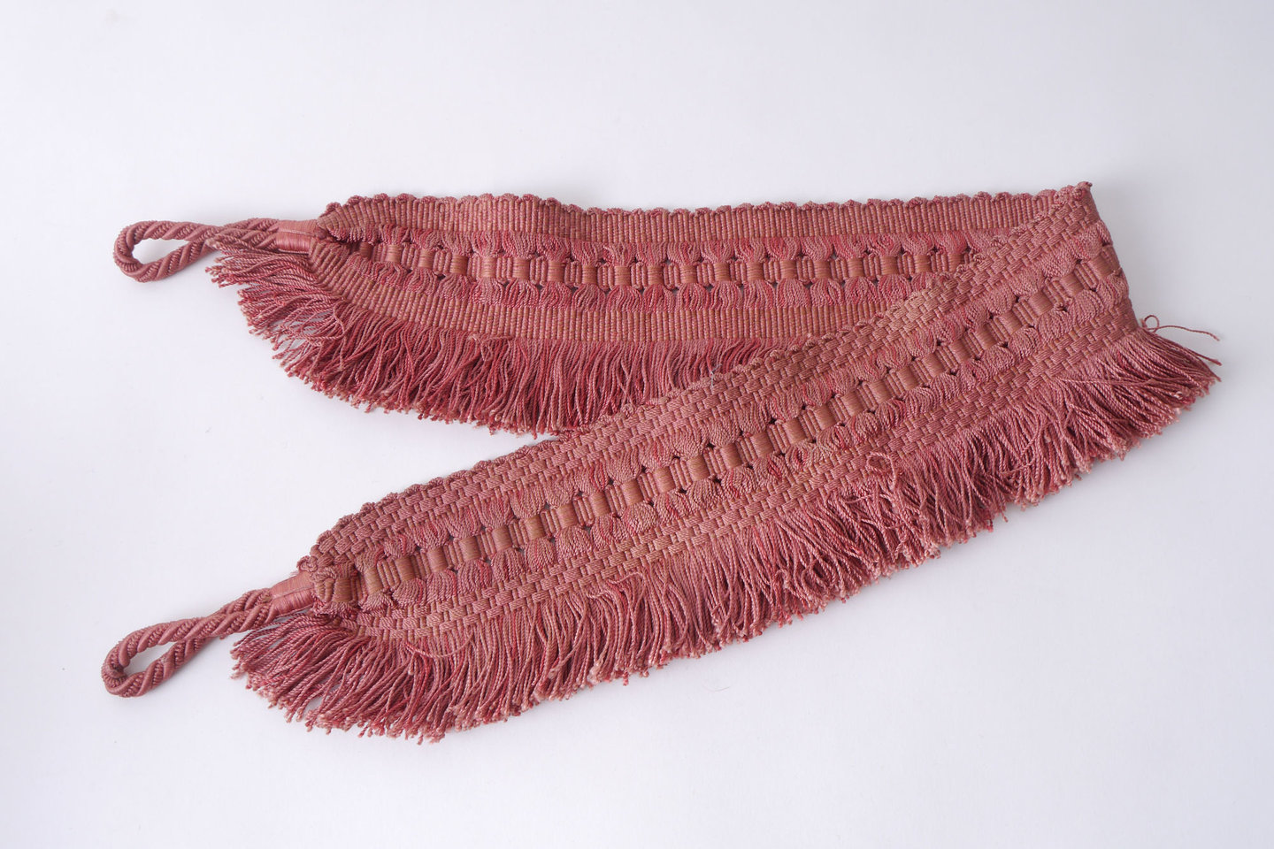 Vlakke embrasse om gordijn open te houden