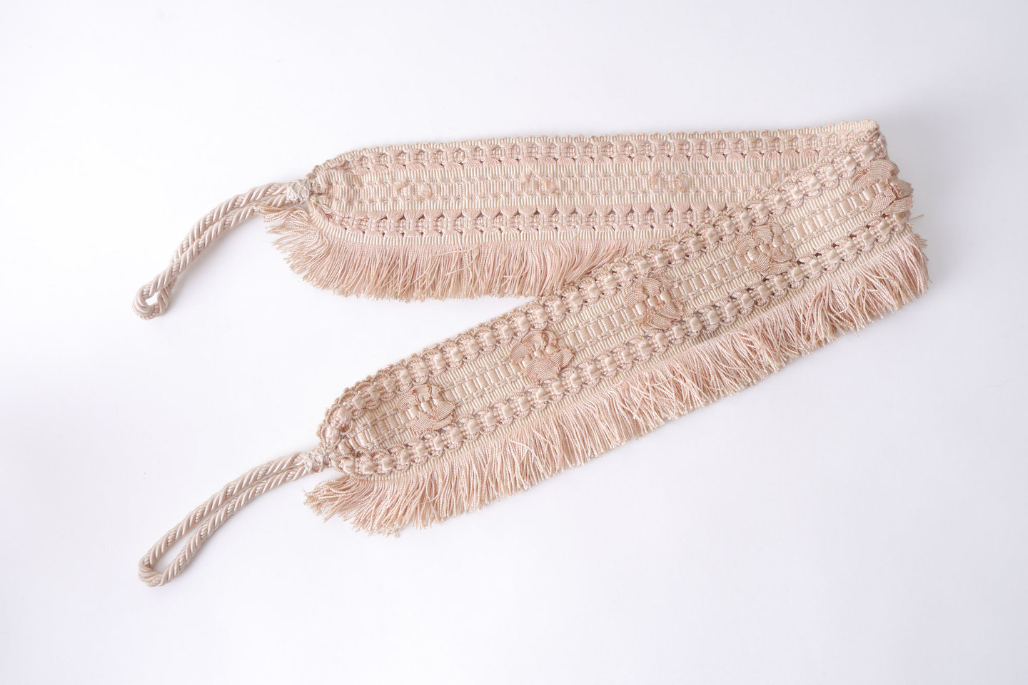 Vlakke embrasse om gordijn open te houden