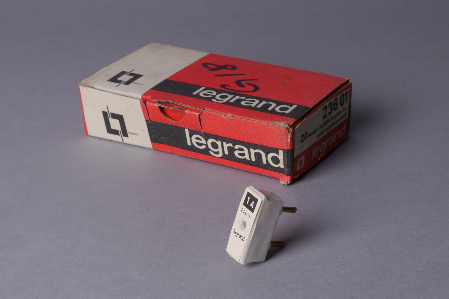 Penzekeringen in porselein van het merk Legrand