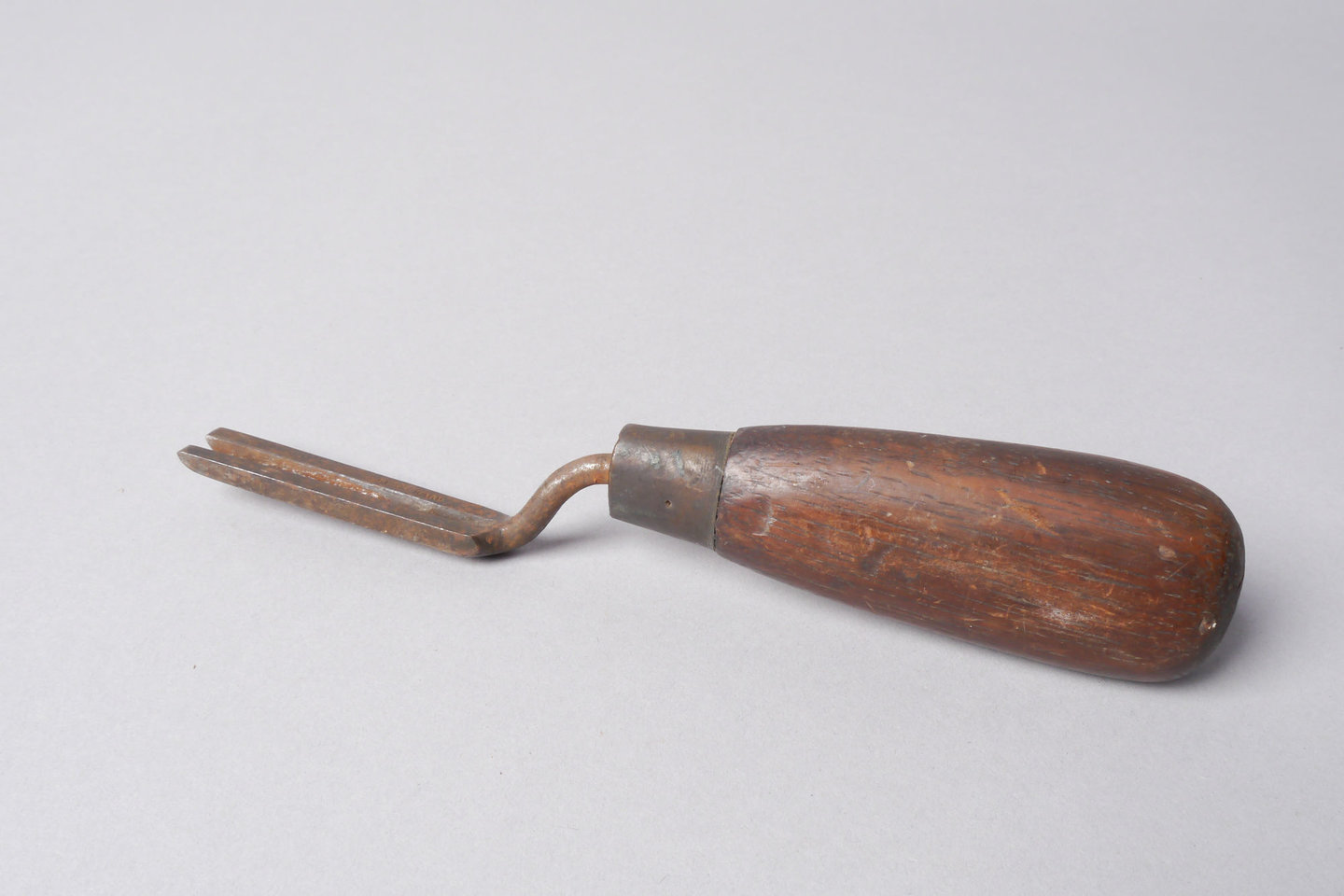 Afkorter of kantschaaf gebruikt voor lederbewerking