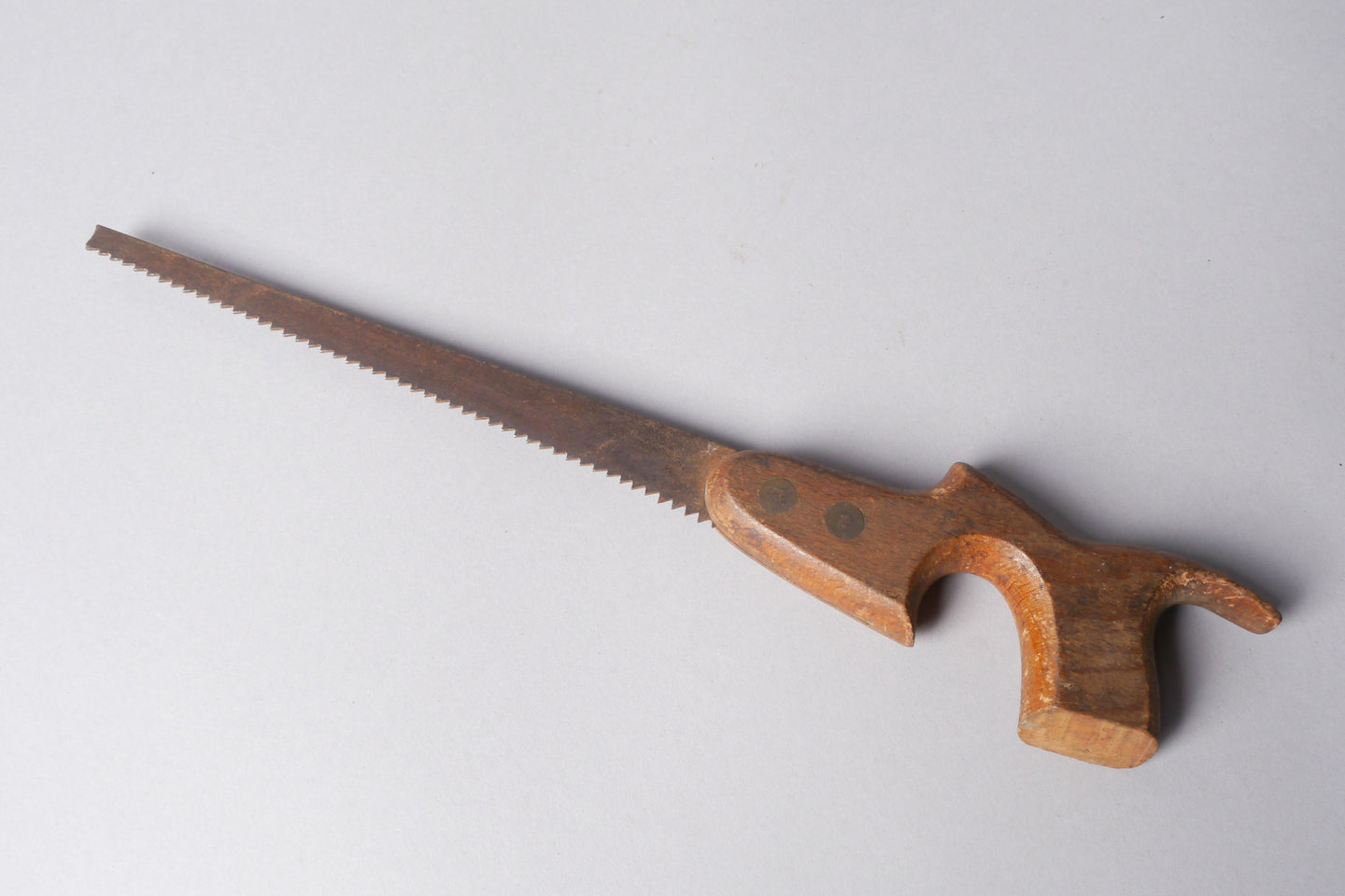 Schrobzaag of sleutelgaszaag gebruikt voor lederbewerking