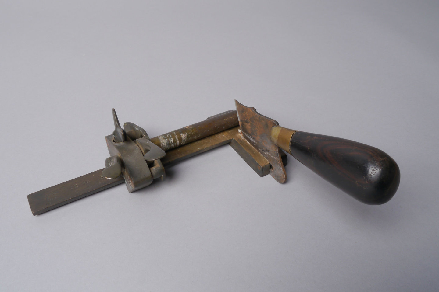 Mechanisch toestel om leren riemen te snijden van het merk Blanchard