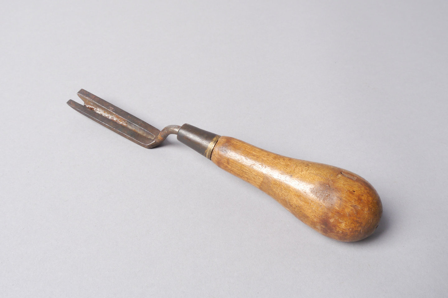 Afkorter of kantschaaf gebruikt voor lederbewerking