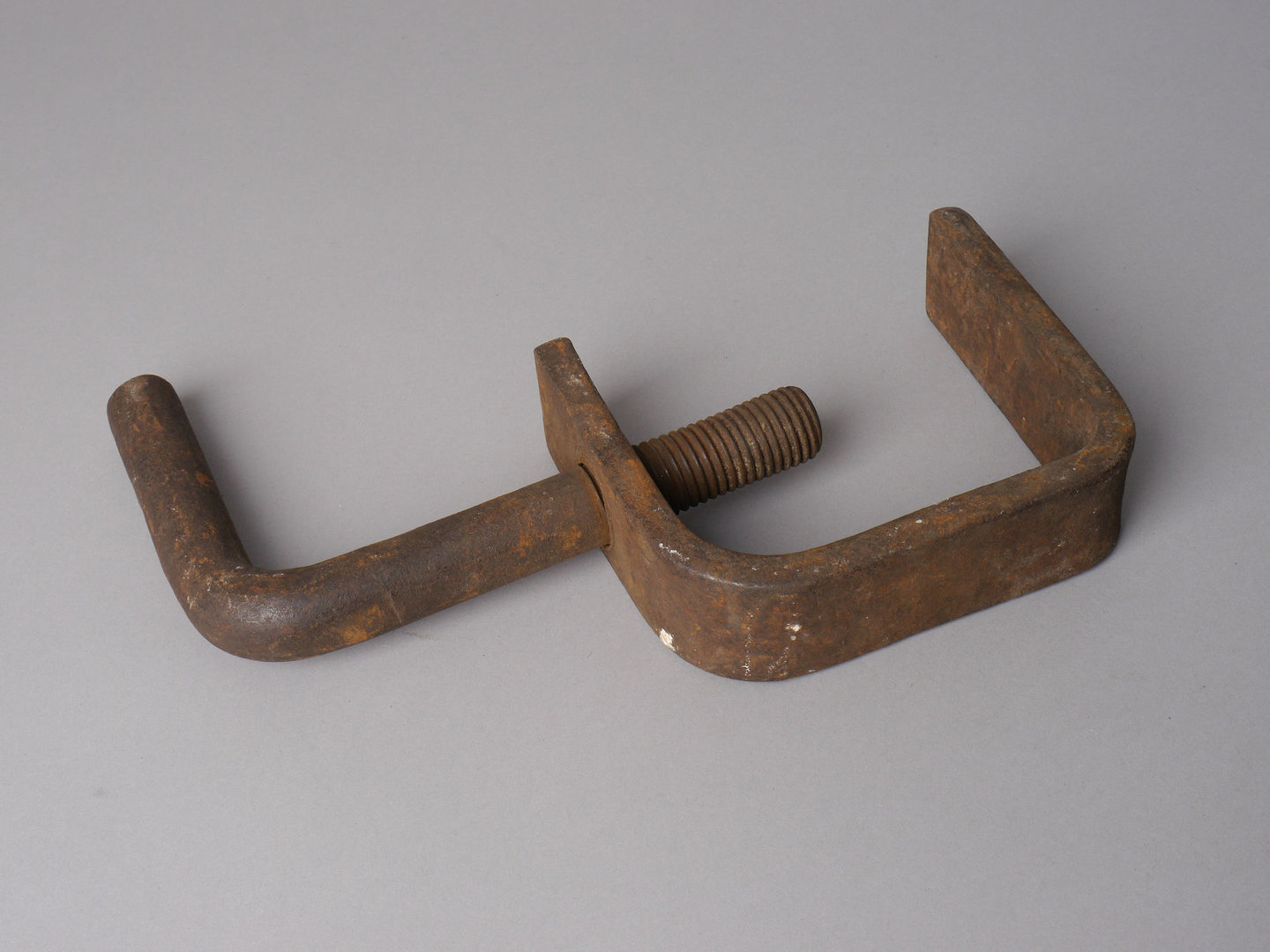 Tafelklem met spanvijs gebruikt voor lederbewerking