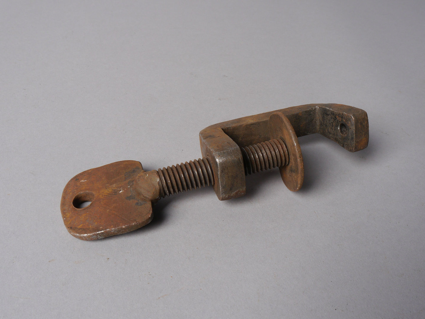 Tafelklem met spanvijs gebruikt voor lederbewerking