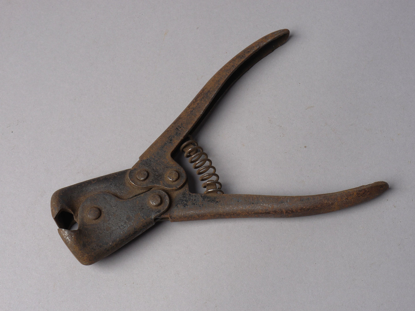 Kopkniptang met brede platte bek gebruikt voor lederbewerking