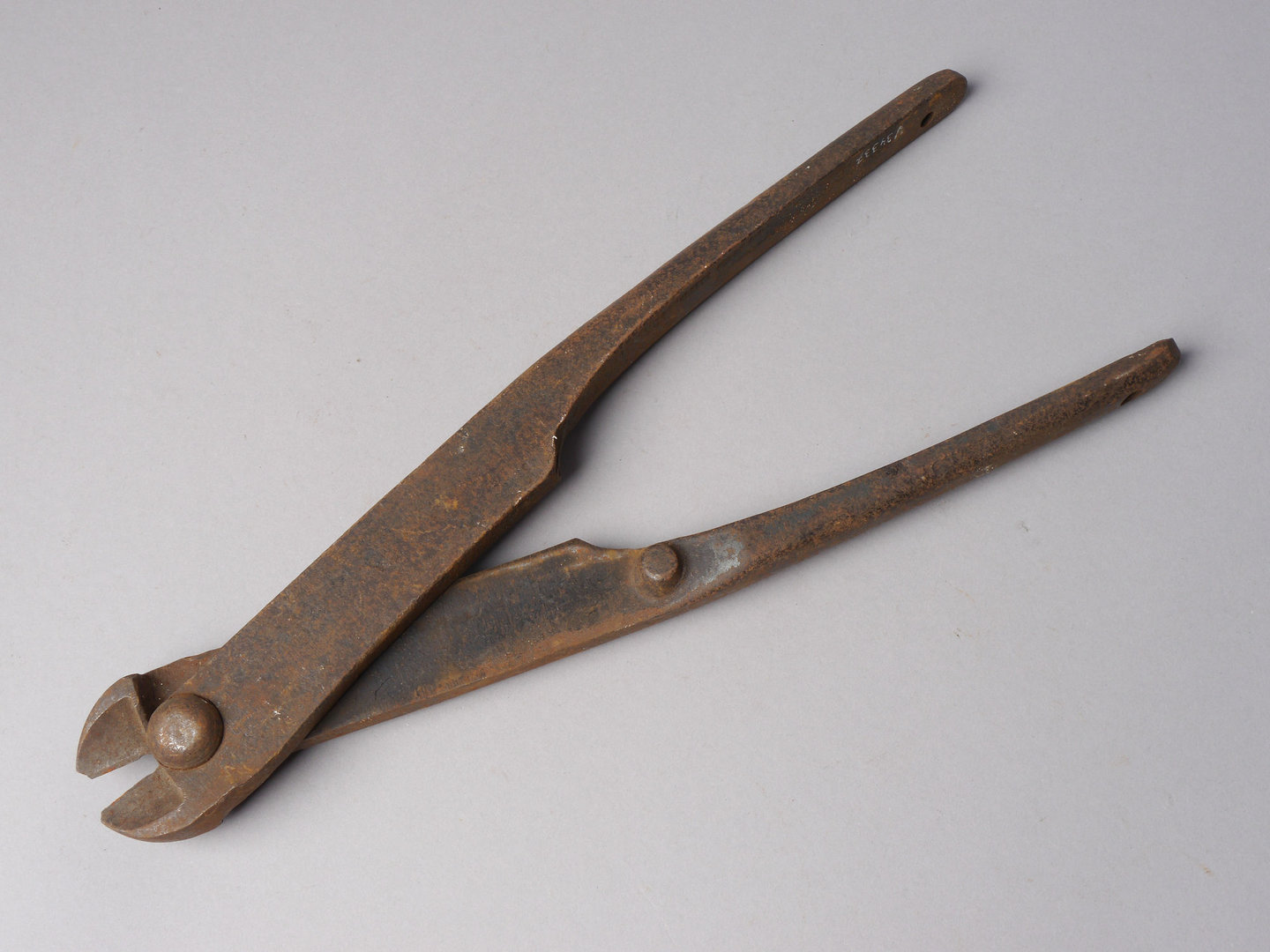 Grote zijkniptang gebruikt voor lederbewerking