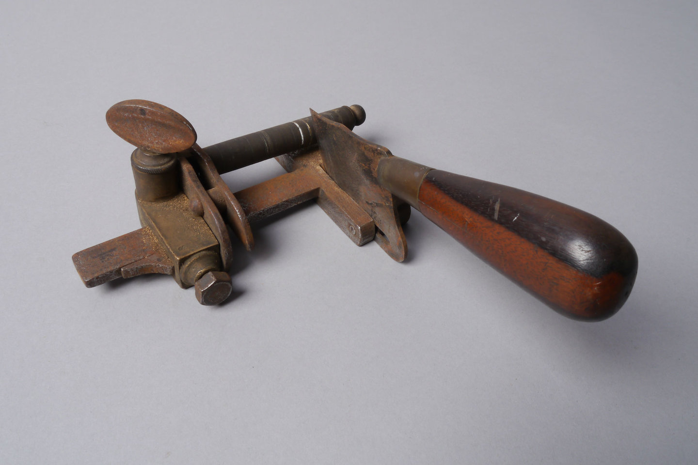 Mechanisch toestel om leren riemen te snijden van het merk Blanchard