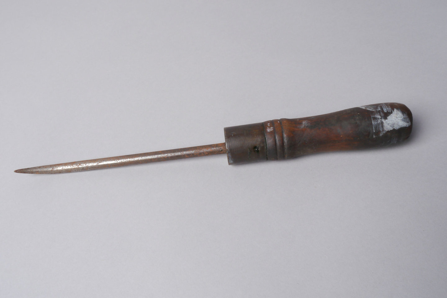 Grote priem met gebogen punt gebruikt voor lederbewerking