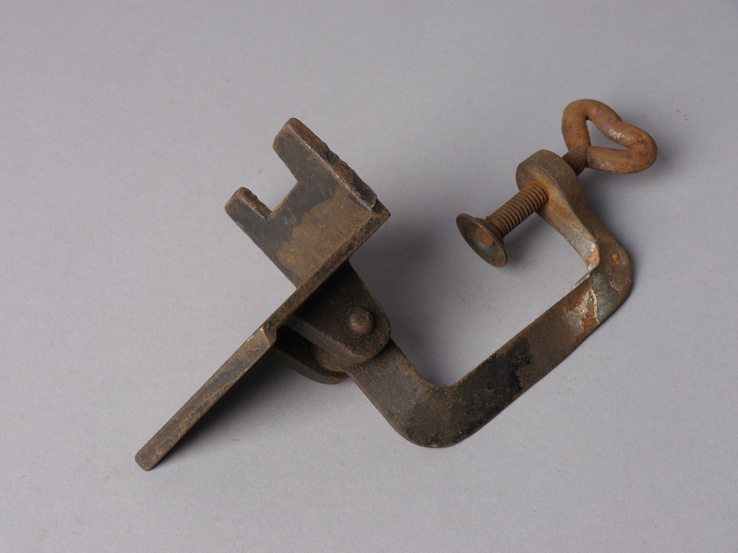 Tafelklem met spanvijs gebruikt voor lederbewerking