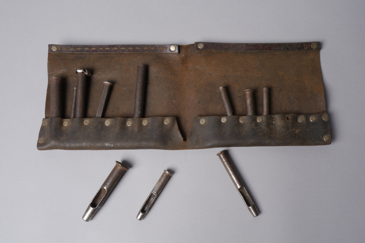 Leren etui met doorslagen voor lederbewerking