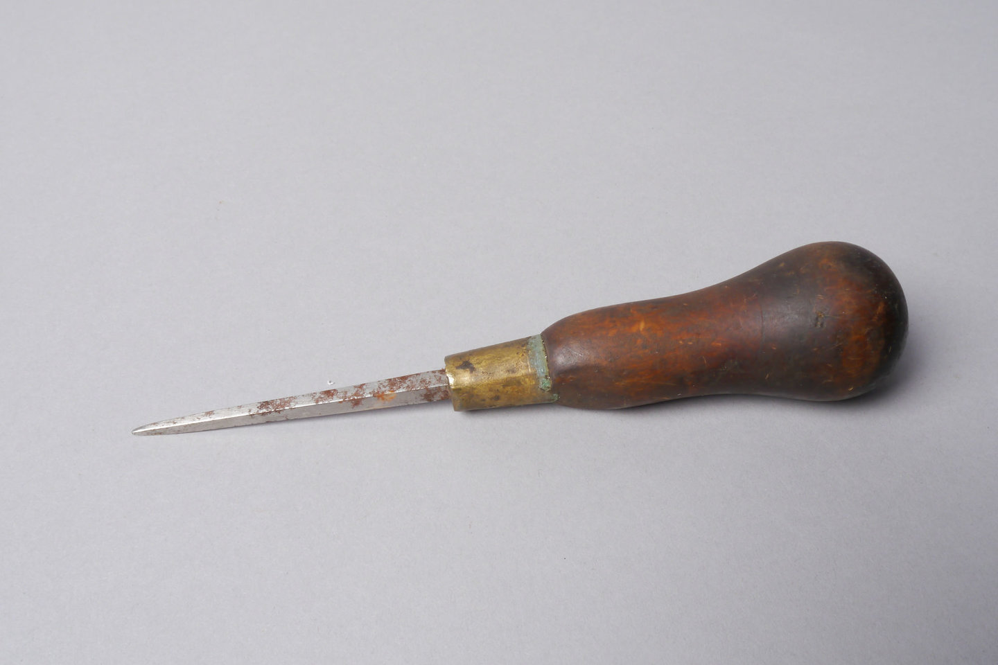 Kleine priem of els met vierkante schacht gebruikt voor lederbewerking