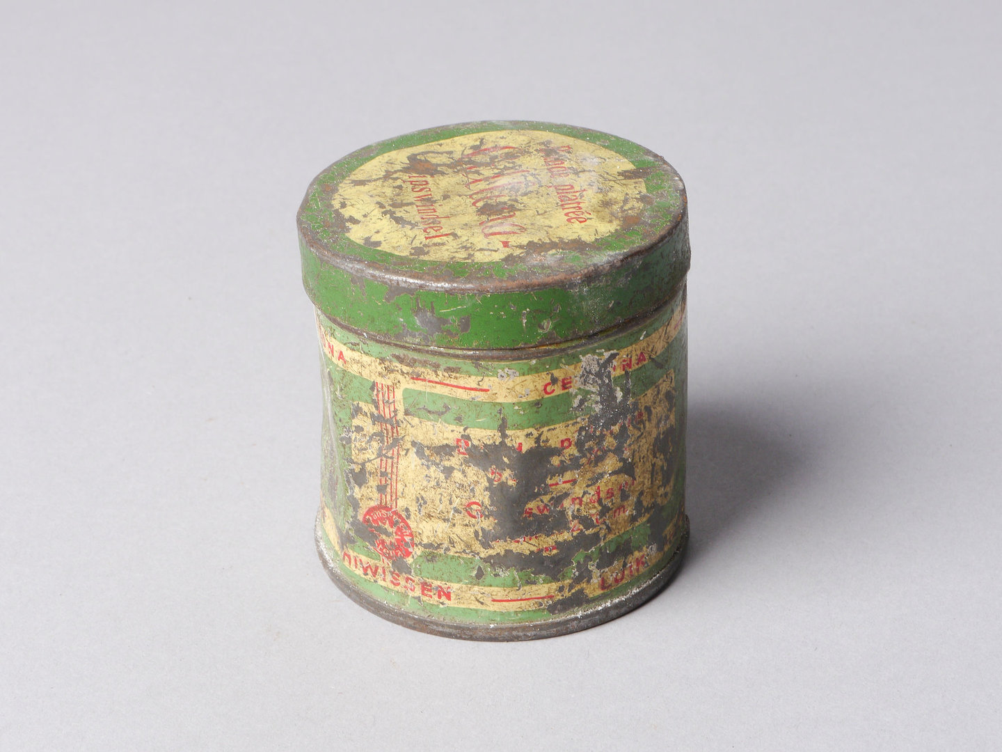 Blikken doosje met gips gebruikt voor lederbewerking