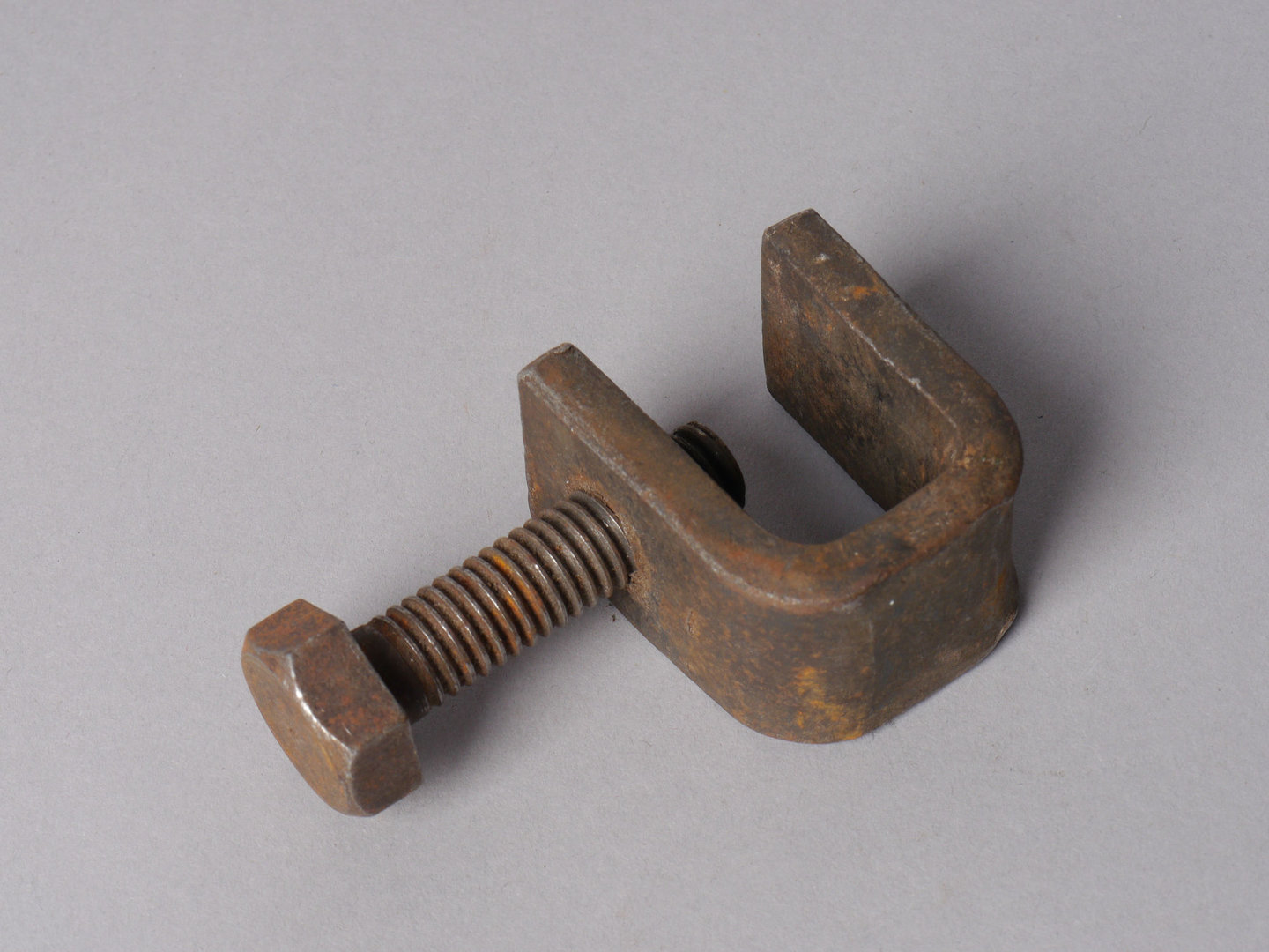 Beugelklem met spanvijs gebruikt voor lederbewerking