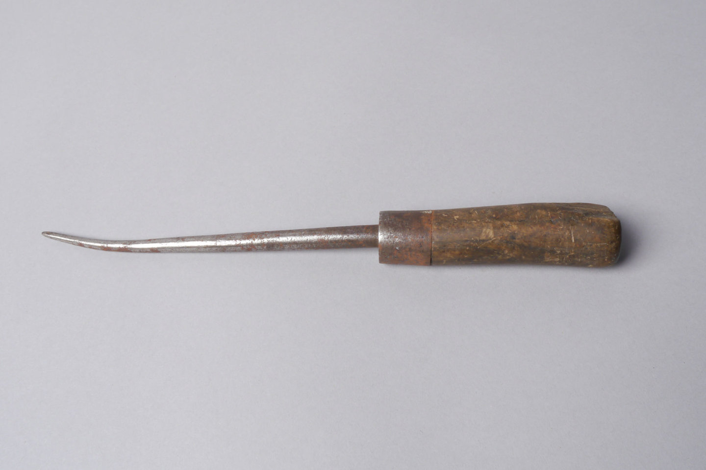 Grote priem met gebogen punt gebruikt voor lederbewerking