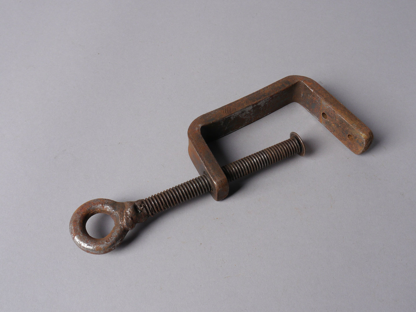 Tafelklem met spanvijs gebruikt voor lederbewerking