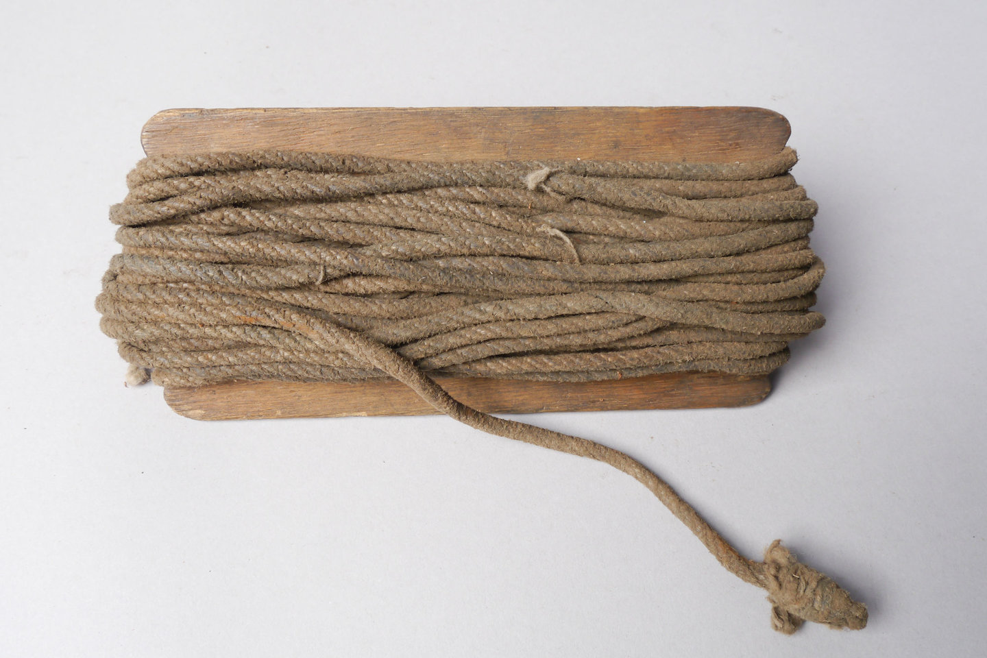 Touw rond een plankje gedraaid