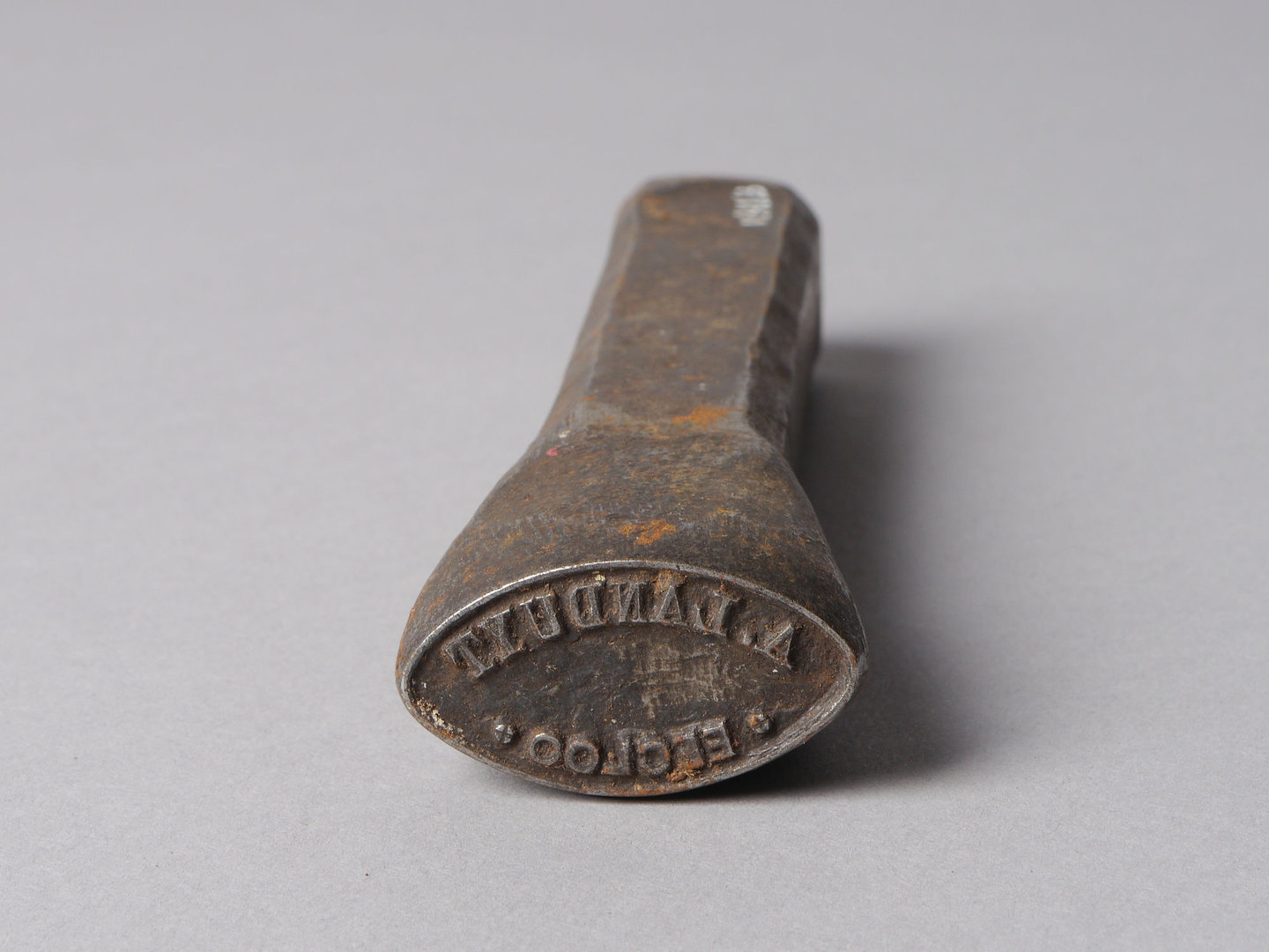 Slagstempel gebruikt bij lederbewerking